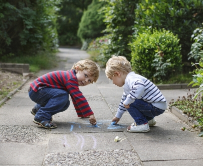 What to Know About Parallel Play for Kids